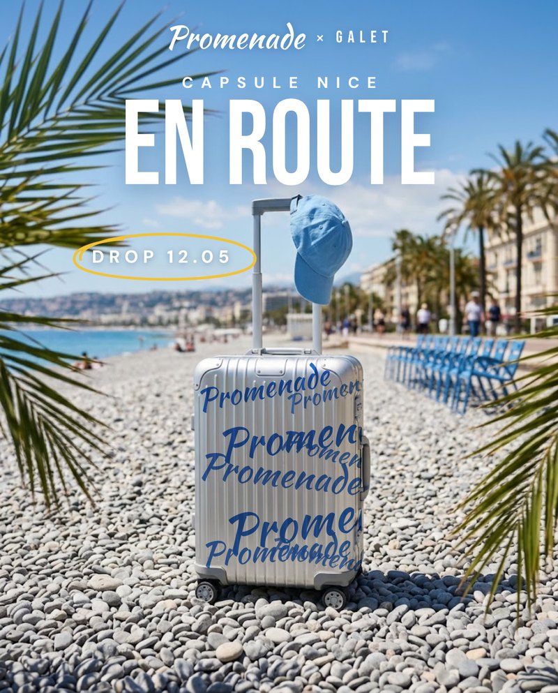 Affiche Promenade x Galet, valise couverte d'autocollants sur la plage de Nice