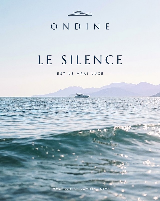 Pub Ondine, un yacht au loin vu au ras de l'eau